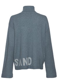 Maglione oversize blu con colletto alto, polsini a coste e la scritta "SAND" stampata in grigio chiaro sulla schiena. Realizzato in un tessuto morbido e testurizzato.