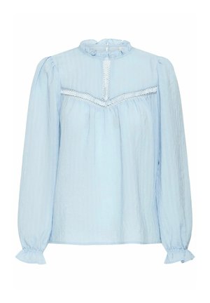 Blouse en coton bleu clair avec de longues manches bouffantes, un col montant froncé et une délicate broderie horizontale sur la poitrine.