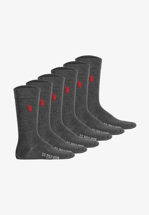 Seks par mørkegrå strømper lavet af et blødt materiale, der har et lille rødt logo og hvid tekst ved anklen, som siger "U.S. POLO ASSN."
