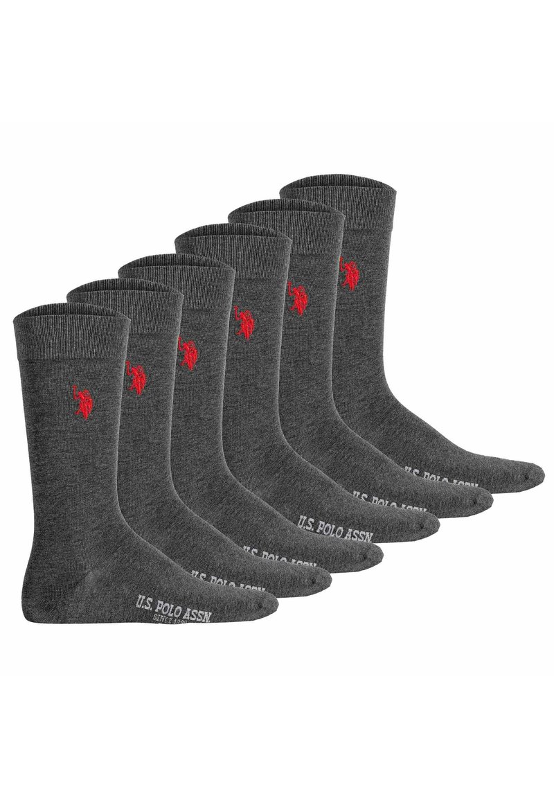 Sei paia di calze grigio scuro realizzate in materiale morbido, con un piccolo logo rosso e testo bianco all'altezza della caviglia che dice "U.S. POLO ASSN."