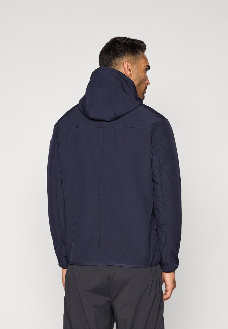 Chaqueta con capucha de color navy con una textura suave, que presenta un diseño sencillo, costuras rectas y un ajuste relajado, vista desde la parte de atrás.