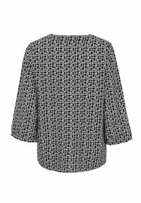 Musterbluse mit einem schwarz-weißen geometrischen Design, aus leichtem Stoff gefertigt, mit Dreiviertelärmeln und lockerer Passform.