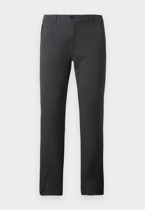 Pantalones negros de tejido suave, con un diseño de pierna recta, bolsillos delanteros y cierre de botón. Estilo minimalista y versátil.