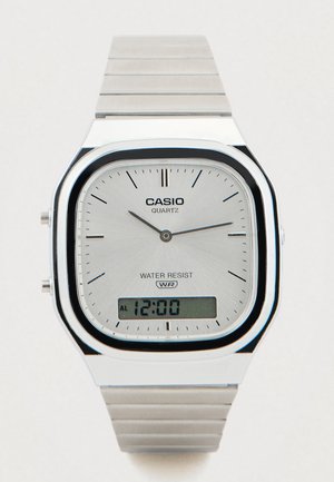 Hopeinen Casio-kvartsikello suorakulmaisella kellotaululla, analogisella ja digitaalisella näytöllä, ruostumattomasta teräksestä valmistettu ranneke ja vesitiiviyttä osoittava merkintä.