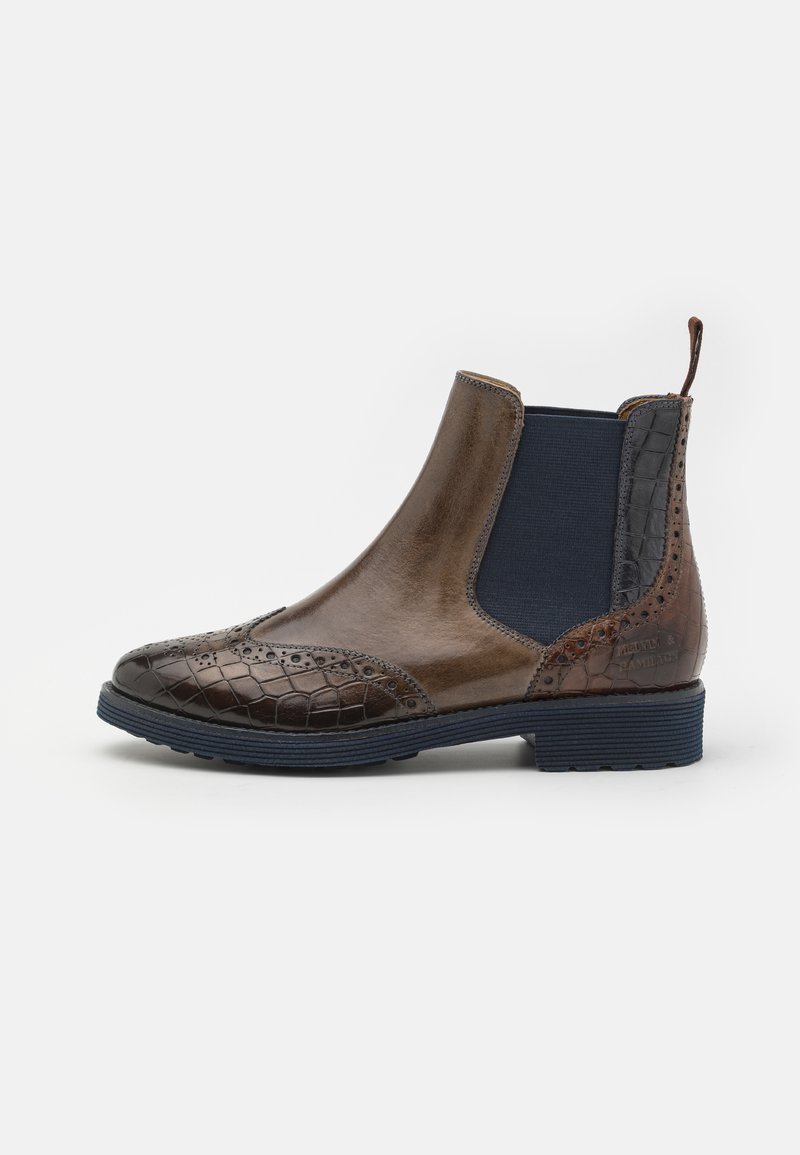 Bota Chelsea de pele castanha com detalhes em relevo de croco, painéis laterais elásticos, sola de borracha azul e decoração de broguing na ponta.
