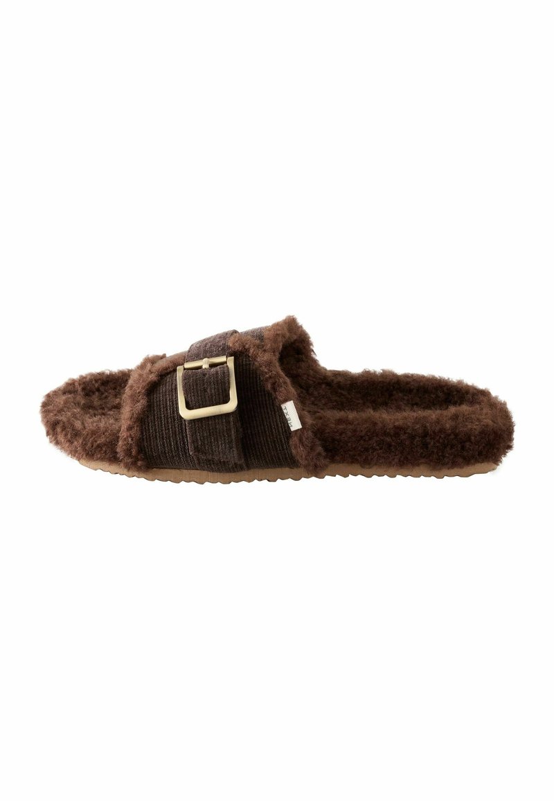 Chausson en fourrure marron avec sangle en velours côtelé, détail de boucle carrée et semelle en caoutchouc texturé. Matériau doux et confortable dans l'ensemble.