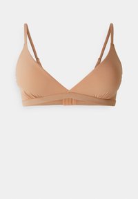 Bralette en tissu nude avec un design triangulaire, des bretelles réglables et une texture lisse. Il présente une bande horizontale à l'arrière.