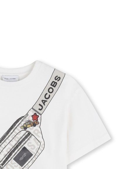 Witte katoenen T-shirt met een grafisch ontwerp met een zwarte en grijze band met het opschrift "JACOBS" en kleurrijke accenten, waaronder een gele taxi en een rode ster.