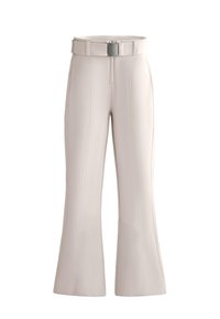 Jasnobeżowe spodnie z rozszerzanymi nogawkami wykonane z gładkiej tkaniny, z przeszyciami i szerokim pasem z klamrą w srebrnym odcieniu.