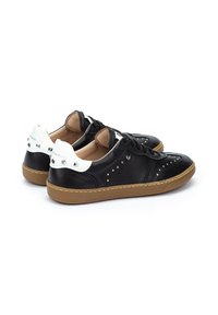 Zapatillas de cuero negro con detalles en blanco, decoración de tachuelas y suela de goma marrón. Presentan un diseño con cordones y un interior acolchado.