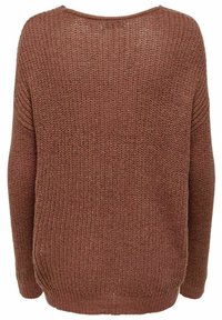 Pull en tricot marron avec une coupe décontractée, un large col et des coutures d'épaule abaissées. Tissu texturé avec un tissage lâche.