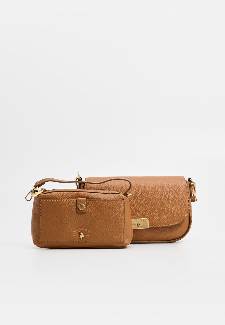 Ensemble de sacs à main en cuir tan comprenant un grand sac avec rabat, orné d'une touche dorée, et une pochette zippée plus petite. Surface texturée, design compact.