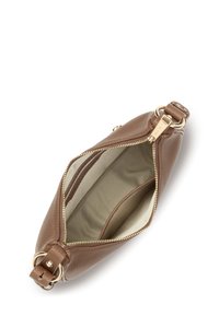 Pochetta in pelle marrone con superficie texturizzata, zip dorata e tracolla. Interno foderato in tessuto beige, con una piccola tasca con zip.