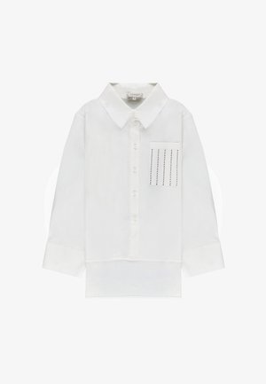 Camicia bianca a maniche lunghe con colletto appuntito, chiusura con bottoni e piccola tasca rettangolare con file verticali di strass neri.