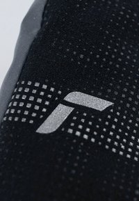 Schwarzer Stoff mit einer strukturierten Oberfläche, versehen mit einem silbernen Logo und einem punktierten Muster in unterschiedlichen Größen. Das Design enthält einen grauen Akzent.