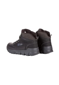 Stivali da trekking neri con tomaia in pelle e tessuto, dotati di suola in gomma robusta, colletto imbottito e design con lacci. Accentuati da un logo.