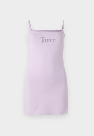 Bezramenné levandulové šaty s přiléhavým střihem, se zirkonovým nápisem "Juicy" na přední části. Měkká, hladká textura látky.