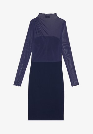 Tumed sinine kleit pikkade poolläbipaistvate varrukatega, kinnine korpus ja tugeva tumeda seelikuosa. Tekstureeritud võrkmaterjalist ülaosa õrnade kangaste voogude detailidega.