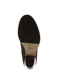Suela de zapato de cuero marrón con un acento plateado en el talón, superficie texturizada, forma redondeada y un interior acolchado.