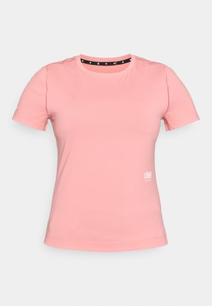 Roosa lühikeste varrukatega T-särk, mis on valmistatud siledast kangast, ümarate kaelust ja väikese valge logoga vasakul ees.