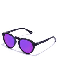 Ochelari de soare negri cu ramă octagonală, lentile violet cu degradé și un design elegant, minimalist. Fabricat în Spania, cu branding subtil 'HAWKERS'.