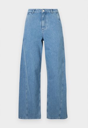 Jeans a gamba larga di cotone denim di colore blu chiaro, con vita alta, taglio dritto e cuciture a contrasto lungo le cuciture.