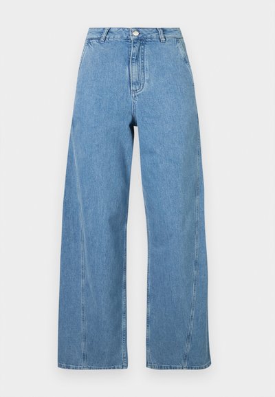 Svijetloplave široke traperice od denima, s visokim strukom, ravnim krojem i kontrastnim šavovima duž šavova.