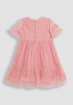 Rožinė suknelė pagaminta iš lengvos medžiagos, turinti trumpas volanų rankoves, mygtukų užsegimą nugarinėje pusėje ir siuvinėtus gėlių motyvus su subtiliu blizgesiuku.