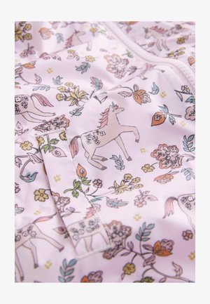 Roosast kangast, millel on muhe mustriga ükssarvikud ja lilled pastelltoonis, detailsete kontuuride ja õrnade õmblustega.