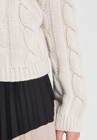 KIOMI Pullover - sand