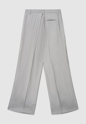 Pantaloni grigio chiaro a righe sottili con gambe larghe, tasca posteriore a filetto, passanti per cintura e orli risvoltati.
