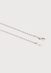 Ατσάλινο ασημί κολιέ με στριφτή αλυσίδα σε σχέδιο σχοινιού, με κούμπωμα αστακού και ρυθμιζόμενο κρίκο, σε απλό λευκό φόντο.