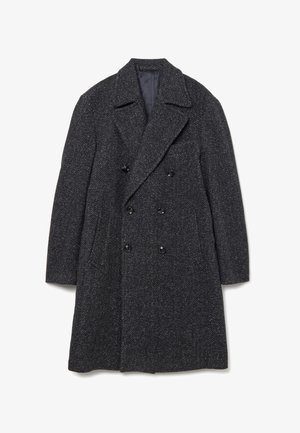 Dubbelgeknoopte jas in donkergrijze visgraatstructuur, voorzien van grote zwarte knopen en reverskraag met inkeping, met zijzakken en een getailleerde pasvorm.