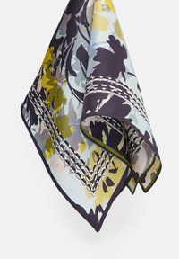 Wielokolorowy jedwabny szalik z kwiatowymi wzorami w odcieniach niebieskiego, zieleni i fioletu, z geometrycznym brzegiem oraz gładką, miękką teksturą.