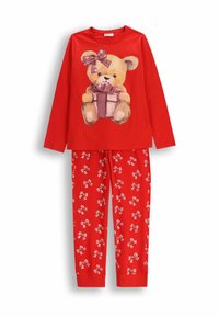 Czerwone piżamy z długim rękawem, na bluzce miś trzymający prezent, oraz czerwone spodnie w białe i różowe kokardki.