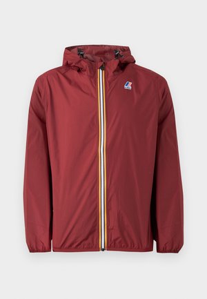 Burgunder lett jakke med hette, med glidelås foran med flerfargede striper. Inkluderer logo på øvre venstre side.