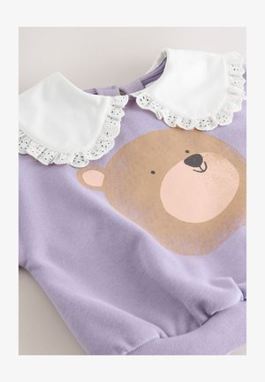 Paarse trui met een berengezichtprint; heeft een witte kraag met kant en een zachte textuur, geschikt voor casual dragen.