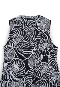 Top senza maniche bianco e nero con un grande motivo astratto a spirale a forma di conchiglia e colletto a V.