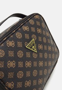 Guess WILDER COSMETIC ORGANIZER CASE - Estojo - brown