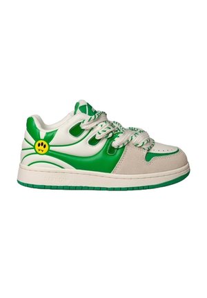 Sneakers bianchi e verdi con una superficie sintetica liscia, cappuccio in camoscio, lacci spessi e un emblema di un volto sorridente sul lato esterno.