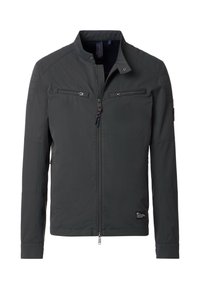 La chaqueta gris presenta un collar elevado, dos bolsillos en el pecho con cremallera y detalles panelados en los hombros. Está hecha de una tela suave y duradera.