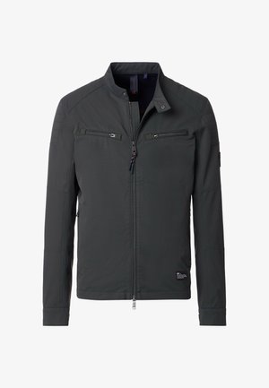 Die graue Jacke verfügt über einen Stehkragen, zwei mit Reißverschluss versehenen Brusttaschen und eine bahnenförmige Gestaltung an den Schultern. Hergestellt aus glattem, strapazierfähigem Stoff.