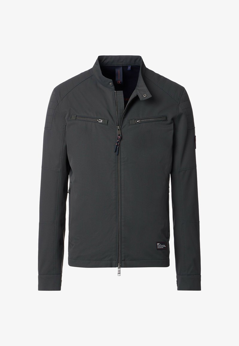 La chaqueta gris presenta un collar elevado, dos bolsillos en el pecho con cremallera y detalles panelados en los hombros. Está hecha de una tela suave y duradera.