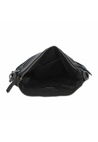 Borsa in pelle nera con chiusura a zip, dotata di una tasca interna, rivestimento in tessuto morbido e dettagli in metallo. Vista interna aperta.