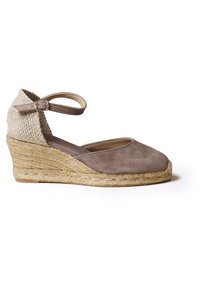 Hnědé semišové wedge espadrilky s tkaným jutovým podpatkem, popruhem kolem kotníku s přezkou a designem kulaté špičky. Minimalistické a texturované detaily.