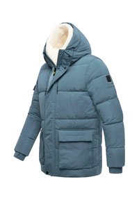 Plavi jastučićasti kaput s kapuljačom obloženom umjetnim krznom, zatvaranjem na zip, prednjim džepom i rebrastim manžetama. Glatka tekstura i topla izolacija.