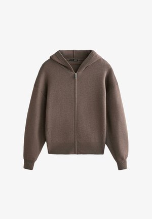 Bruine capuchontrui met rits, gemaakt van zachte stof, met een brede kap, afgezakte schouders en geribbelde boorden en zoom voor een ontspannen pasvorm.