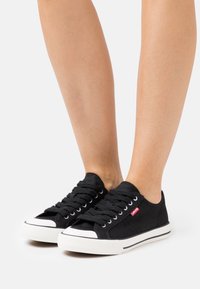 Levi's® - HERNANDEZ - Tenisky - regular black Miniatura obrázku 1