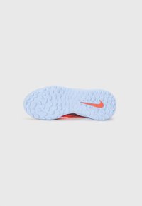 Nike fotsåle i lys blå gummi med teksturert gripe mønster og oransje logo aksent. Har en jevn kant og en avrundet hæl.