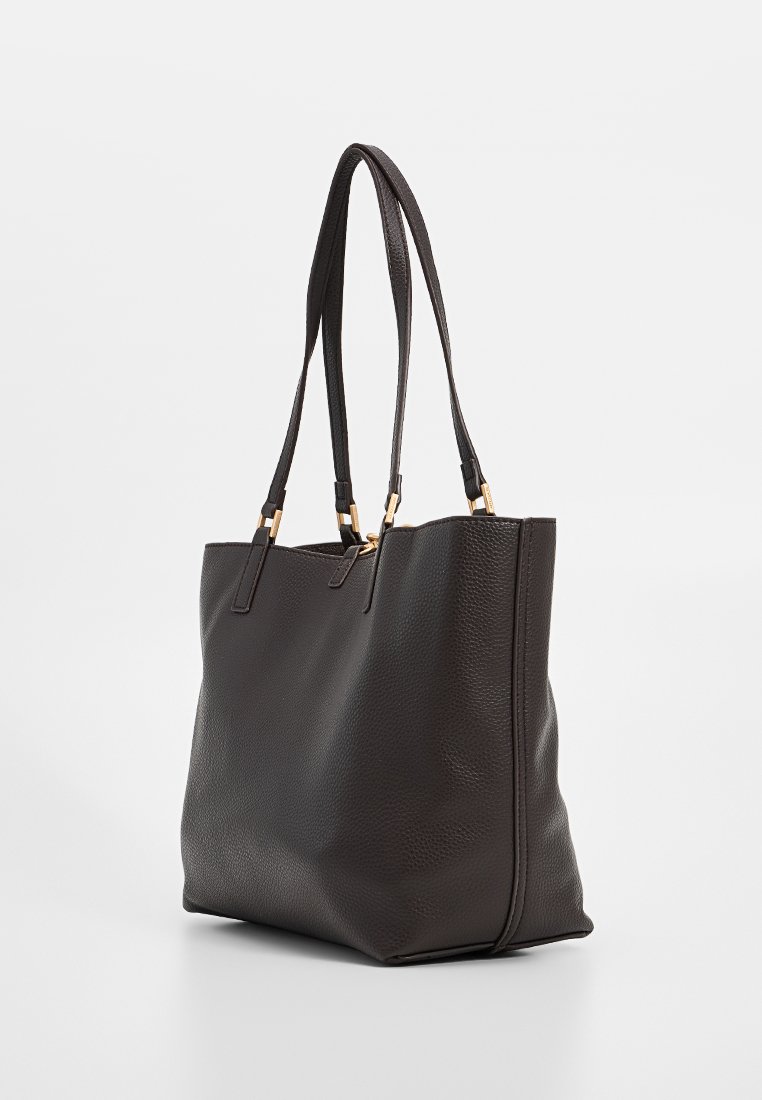 Braune Leder-Shopper-Tasche mit strukturiertem Oberflächen, doppelten Obergriffen und goldfarbenen Hardware-Details. Offenes Design, rechteckige Form.